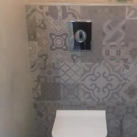 Δωμάτια σε οικογενειακή κατοικία Bright & Cosy With Own Shower And Kitchenette *