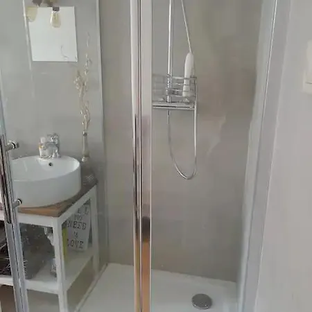 Bright & Cosy With Own Shower And Kitchenette Πράγα